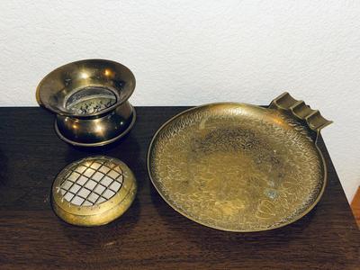 TOBACCO THEMED BRASS, A SPITTOON AND RATHER LARGE ASH TRAY? (MAYBE)