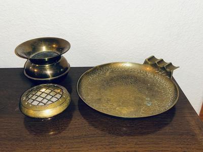 TOBACCO THEMED BRASS, A SPITTOON AND RATHER LARGE ASH TRAY? (MAYBE)