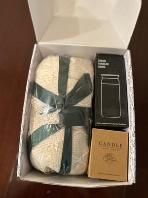 NIB CLEVER GIFT IDEA “SENDING YOU A HUG” GIFT BOX
