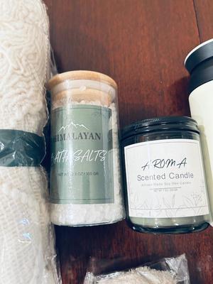 NIB CLEVER GIFT IDEA “SENDING YOU A HUG” GIFT BOX