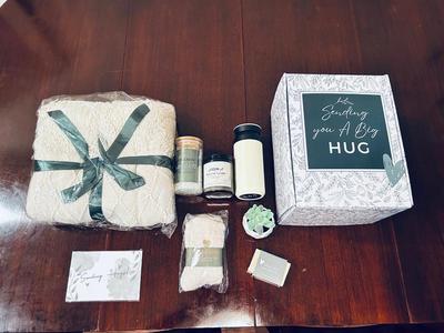 NIB CLEVER GIFT IDEA “SENDING YOU A HUG” GIFT BOX