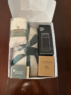 NIB CLEVER GIFT IDEA “SENDING YOU A HUG” GIFT BOX
