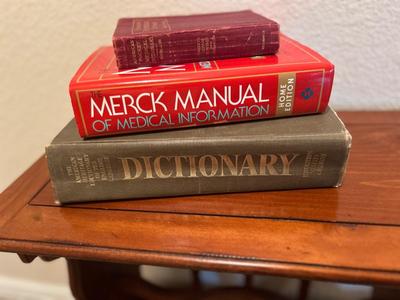 MAGAZINE /BOOK RACK TABLE AND A VARIETY BOX OF BOOKS