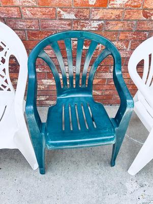 OUTDOOR PLASTIC SEATING 5 CHAIRS