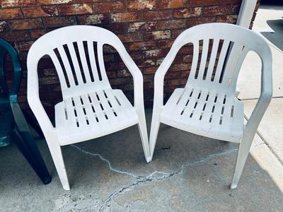 OUTDOOR PLASTIC SEATING 5 CHAIRS