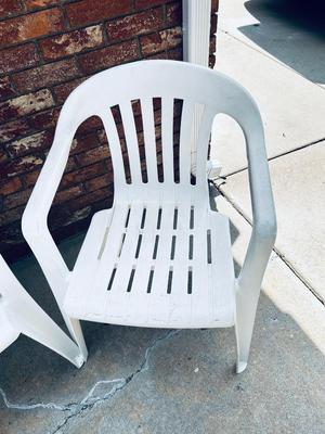 OUTDOOR PLASTIC SEATING 5 CHAIRS
