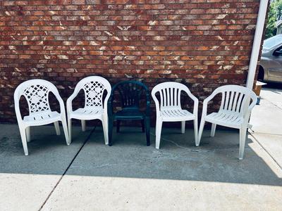 OUTDOOR PLASTIC SEATING 5 CHAIRS