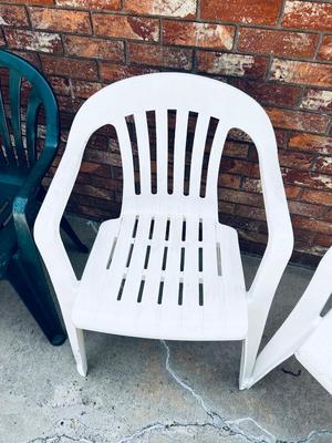OUTDOOR PLASTIC SEATING 5 CHAIRS