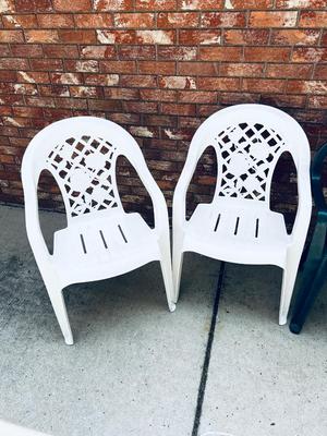 OUTDOOR PLASTIC SEATING 5 CHAIRS