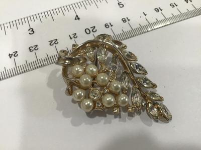 Vintage Brooch Faux Pearl