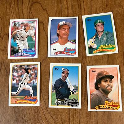 LOT 166K: 1989 Topps Baseball Cards and More