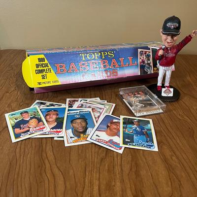 LOT 166K: 1989 Topps Baseball Cards and More