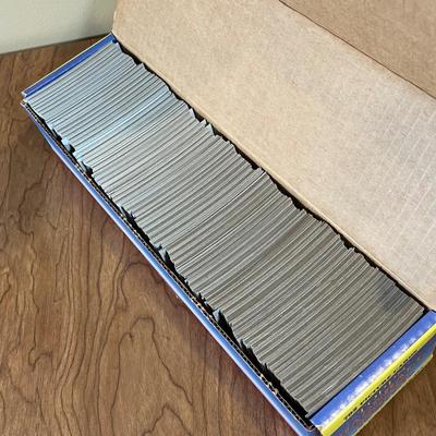 LOT 166K: 1989 Topps Baseball Cards and More
