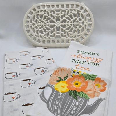 LOT 120: Vintage MCM Lamp, Cake Plate and Server, Vintage Tea Towels, and More