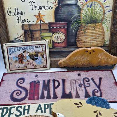 LOT 126: Country Kitchen Decor