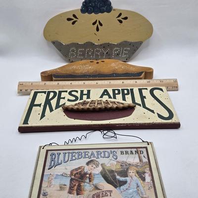 LOT 126: Country Kitchen Decor