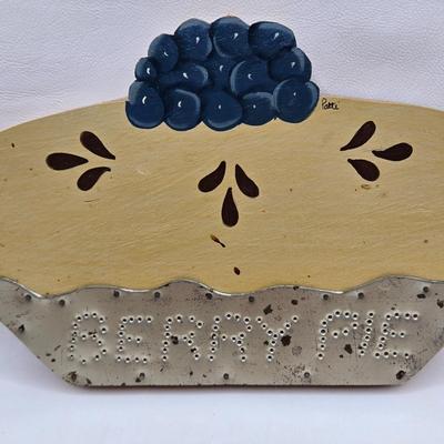 LOT 126: Country Kitchen Decor