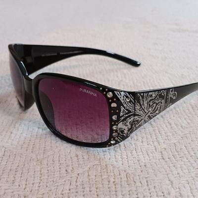 LOT 138: Geo W. Bollmans Doeskin Felt Hat, Elizabeth Carole Purse & More