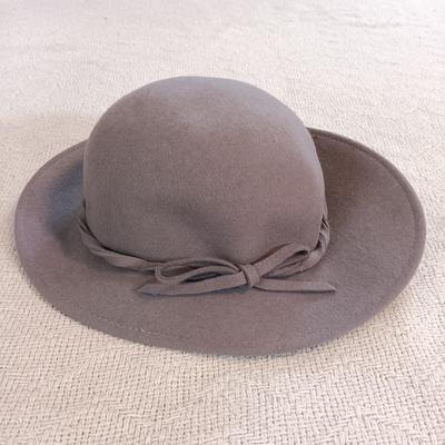 LOT 138: Geo W. Bollmans Doeskin Felt Hat, Elizabeth Carole Purse & More