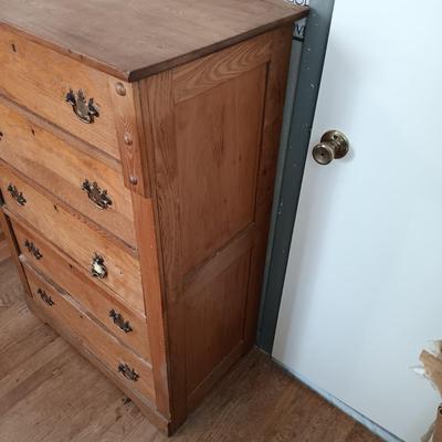 LOT 149: Vintage Chest of Drawers w/Mirror