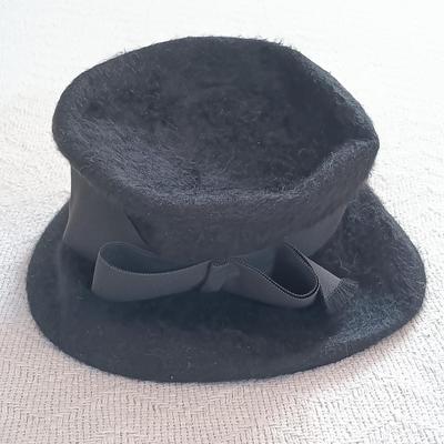 LOT 151: Vintage Merrimac Merri-Soie , Shari Brett & Sears Millinery Hat Collection, Bienen Davis 1950s Brown Barrell Purse &...