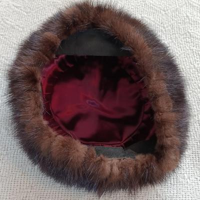 LOT 151: Vintage Merrimac Merri-Soie , Shari Brett & Sears Millinery Hat Collection, Bienen Davis 1950s Brown Barrell Purse &...