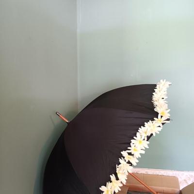 LOT 161: Vintage Umbrellas/Parasols