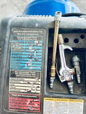 CAMPBELL HAUSFELD 13 GALLON AIR COMPRESSOR WITH AIR CHUCKS AND HOSE