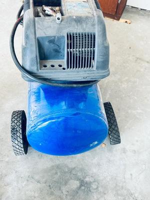 CAMPBELL HAUSFELD 13 GALLON AIR COMPRESSOR WITH AIR CHUCKS AND HOSE