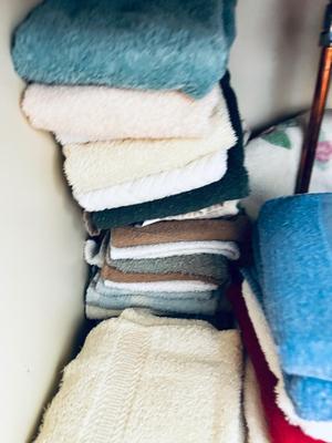 VARIETY OF BATH TOWELS, HAND TOWELS AND WASHCLOTHS
