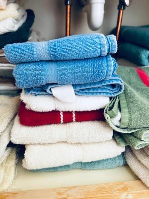 VARIETY OF BATH TOWELS, HAND TOWELS AND WASHCLOTHS