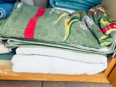VARIETY OF BATH TOWELS, HAND TOWELS AND WASHCLOTHS