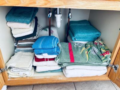 VARIETY OF BATH TOWELS, HAND TOWELS AND WASHCLOTHS
