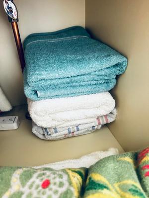 VARIETY OF BATH TOWELS, HAND TOWELS AND WASHCLOTHS