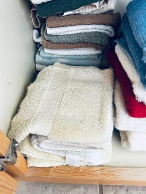 VARIETY OF BATH TOWELS, HAND TOWELS AND WASHCLOTHS