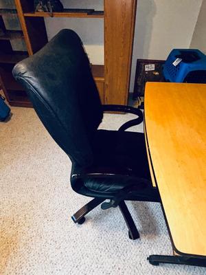COMPUTER DESK AND OFFICE CHAIR