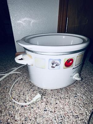 GEORGE FOREMAN GRILL AND A MEDIUM CROCK POT