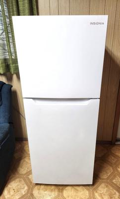 Lot #214 Insignia Refrigerator Freezer - super clean - works great