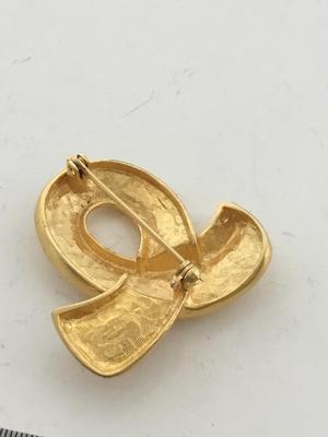 Gold tone vintage fashion pin