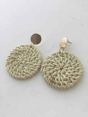 Fashion white round earrings