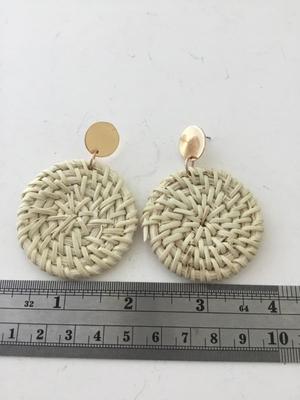 Fashion white round earrings