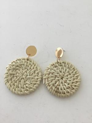 Fashion white round earrings