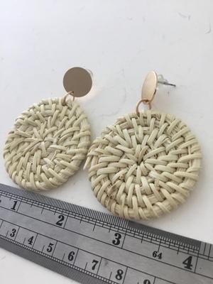 Fashion white round earrings