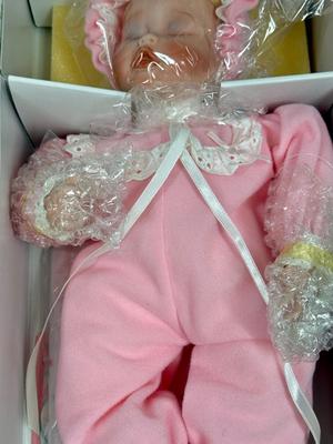 Edward M. Knowles 1989 Baby Book Treasures "Elizabeth's Homecoming" Doll