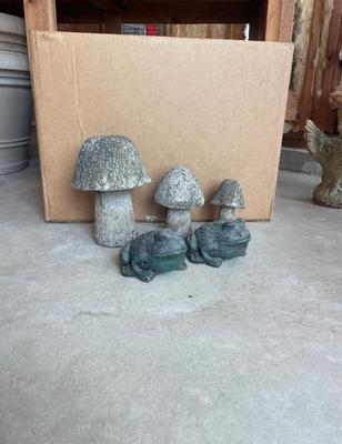Stone mushrooms and frogs