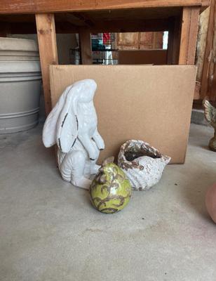 Two porcelain statues and shell