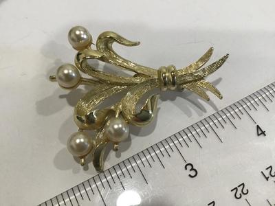 Vintage Brooch gold tone faux pearls