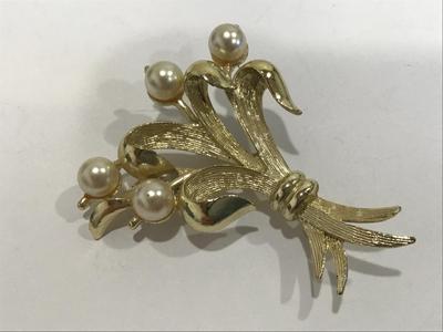 Vintage Brooch gold tone faux pearls