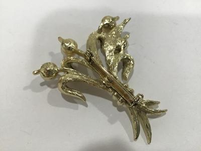 Vintage Brooch gold tone faux pearls