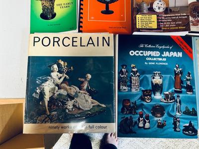 VARIOUS BOOKS ON ANTIQUES AND COLLECTIBLE GLASS